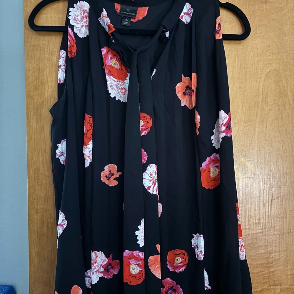 Worthington Black and Red Sleeveless Tie Front Blouse